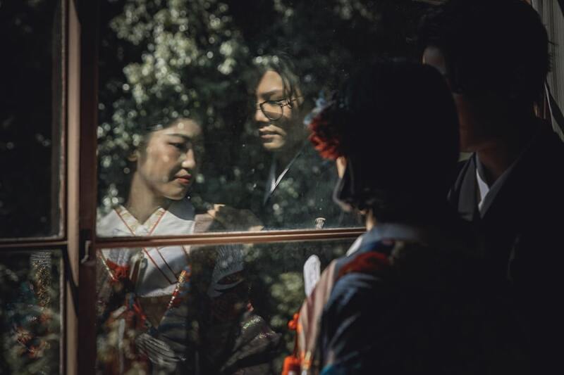 窓越しの二人の表情