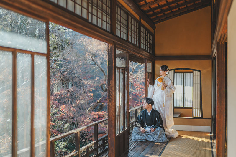 2階の窓際で自然光を活かして