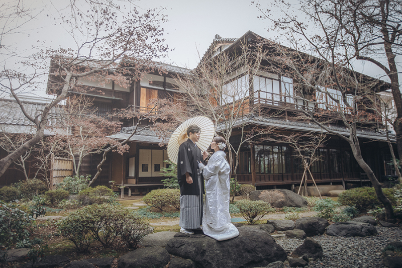 お庭で番傘を使って