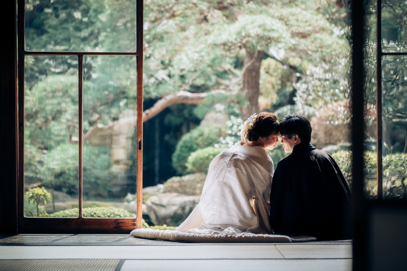 日本庭園をバックに