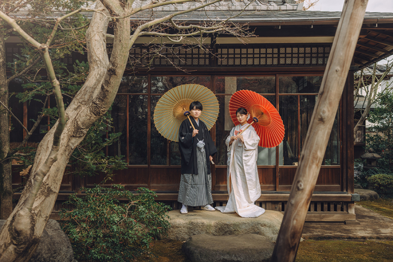 お庭で番傘を使って