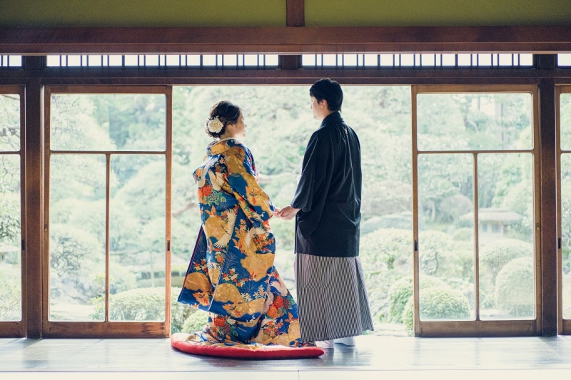 手を取り合って