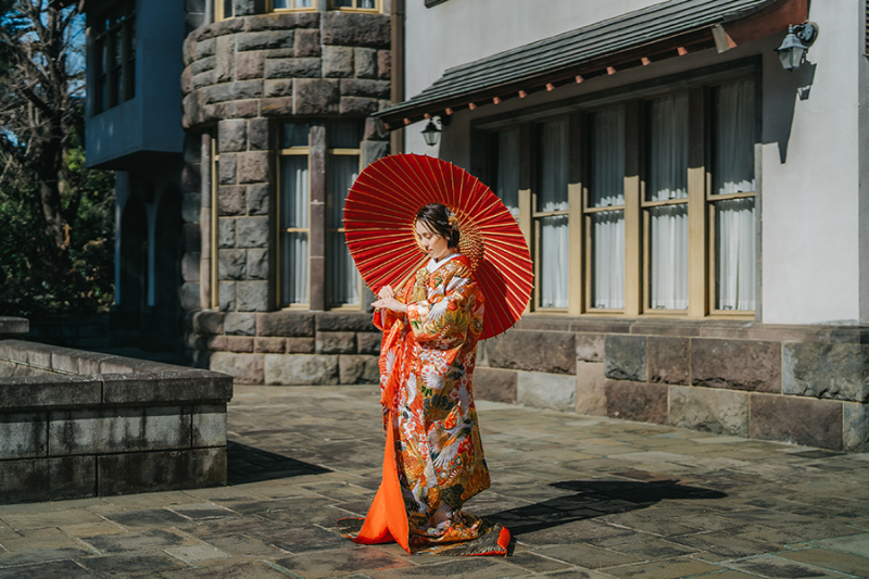 お庭で番傘を使って