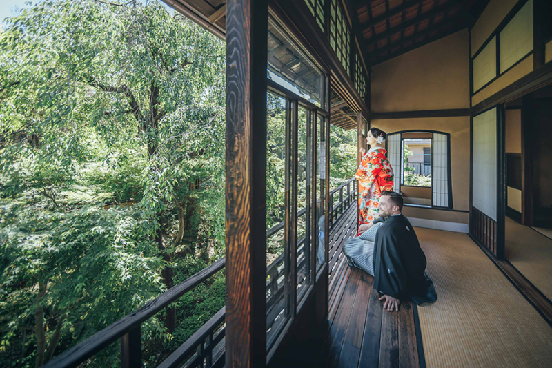 2階の窓際で自然光を活かして