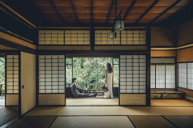 2階の窓際で自然光を活かして