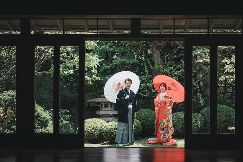 お庭で番傘を使って