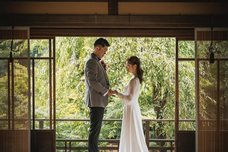 2階の窓際で自然を活かして