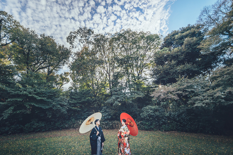 お庭で番傘を使って