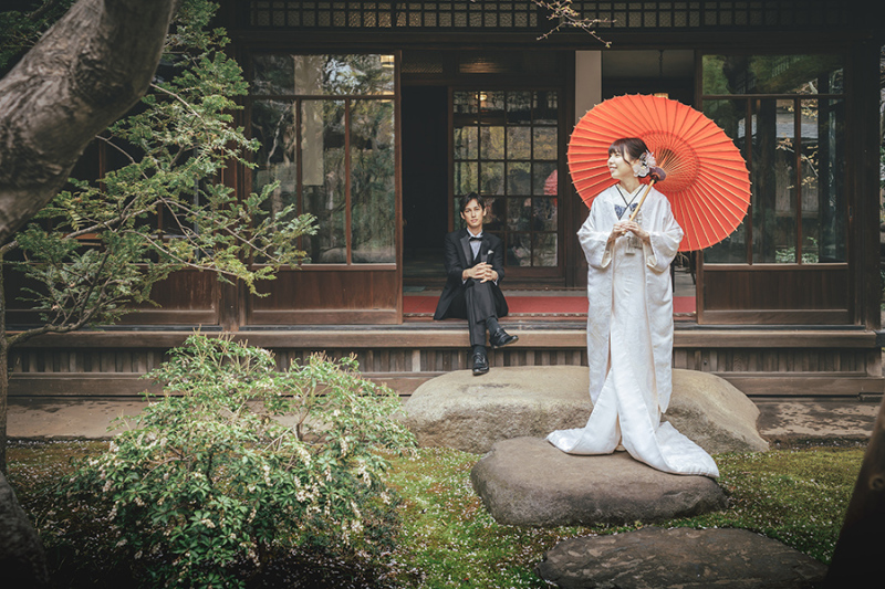 お庭で番傘を使って