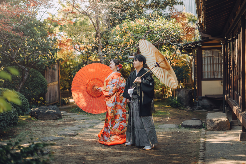 お庭で番傘を使って