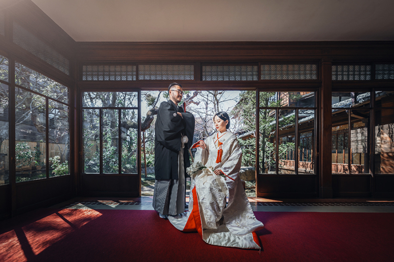 窓際で自然光を活かして