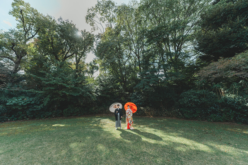 お庭で番傘を使って