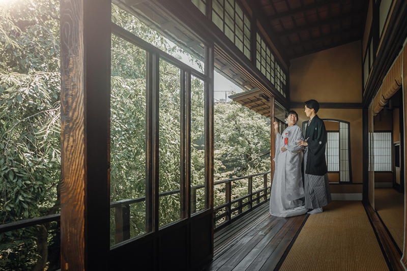 2階の窓際で自然光を活かして