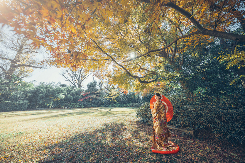 お庭で番傘を使って