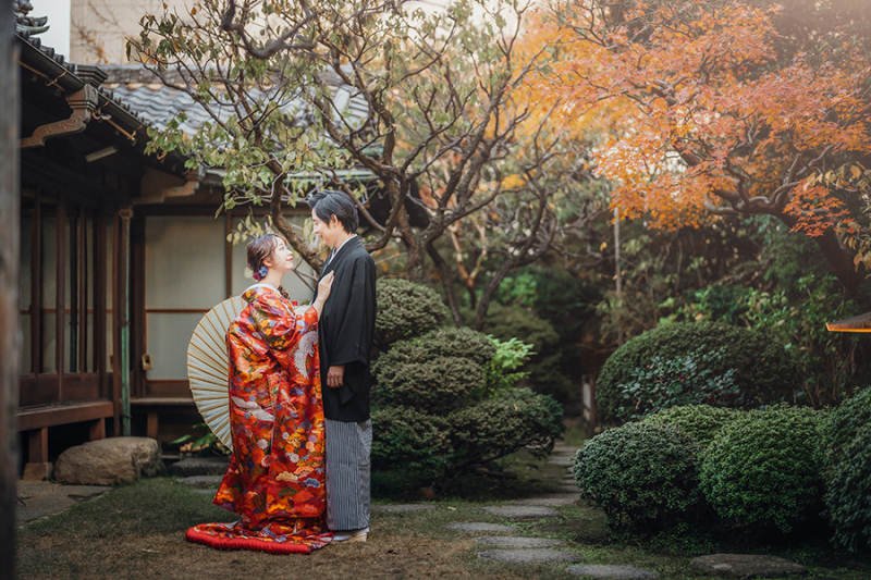 お庭で番傘を使って