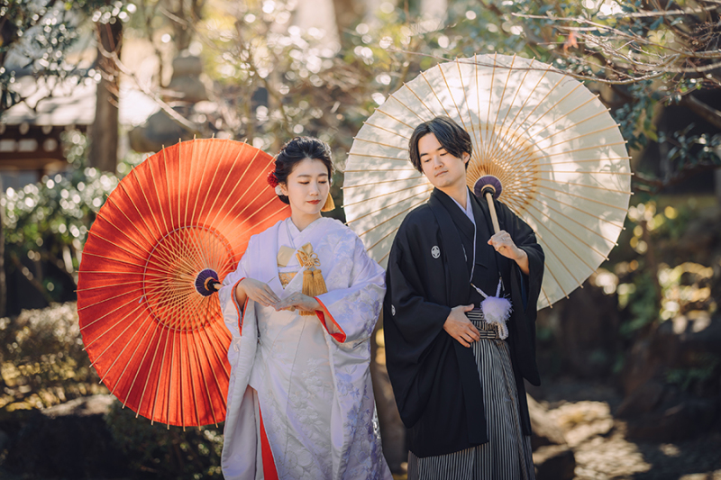 お庭で番傘を使って