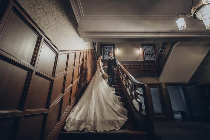 ロングのトレーンが美しいドレス