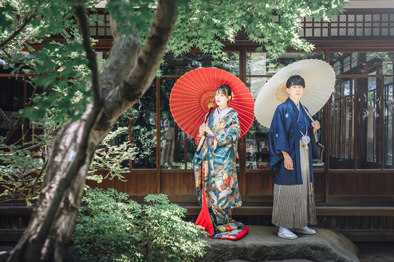 お庭で番傘を使って