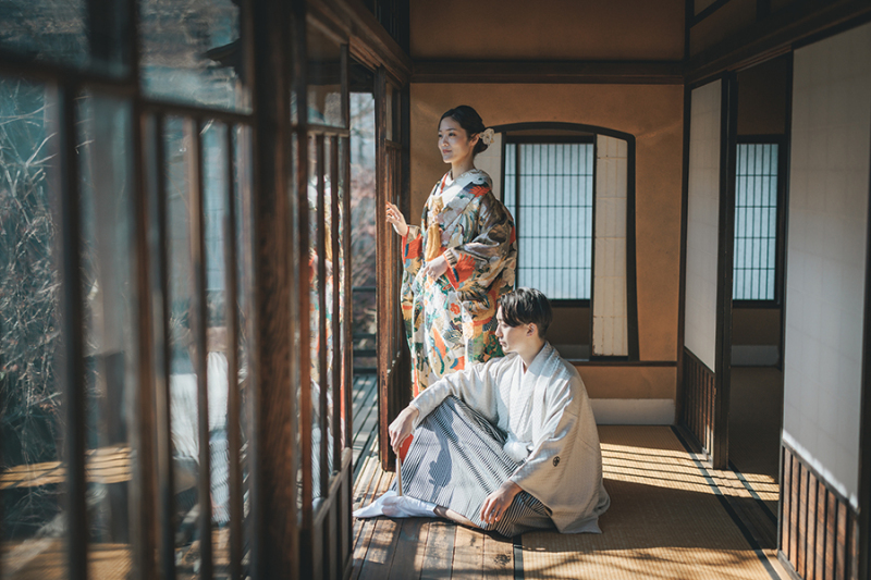 2階の窓際で自然光を活かして