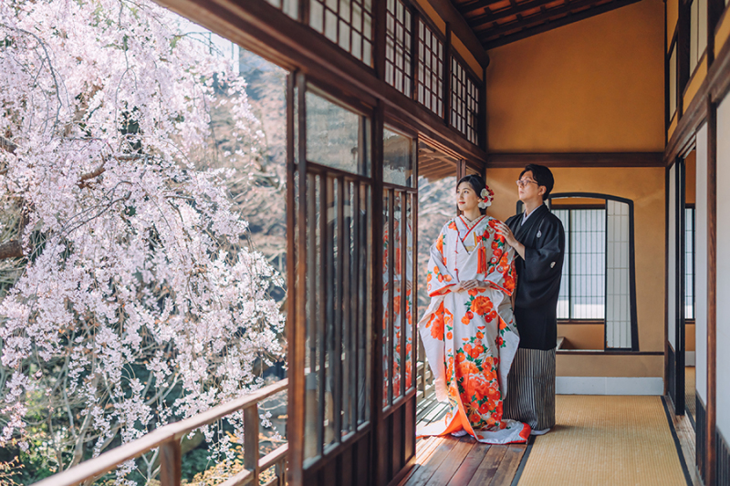 2階の窓際で自然光を活かして