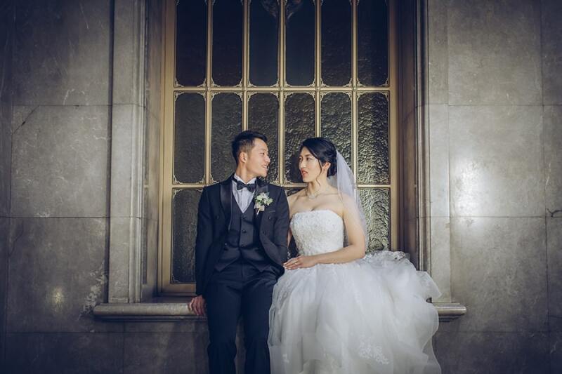 窓枠に腰掛けて