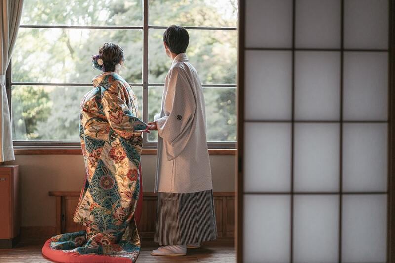 窓の外を眺める様子を