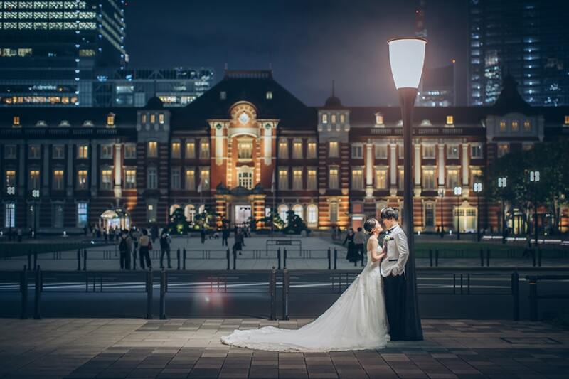 東京駅前でふたりきりの写真を