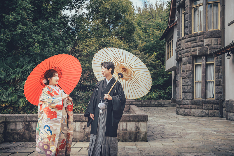 お庭で番傘を使って