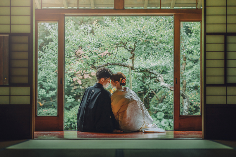 窓際で自然光を活かして