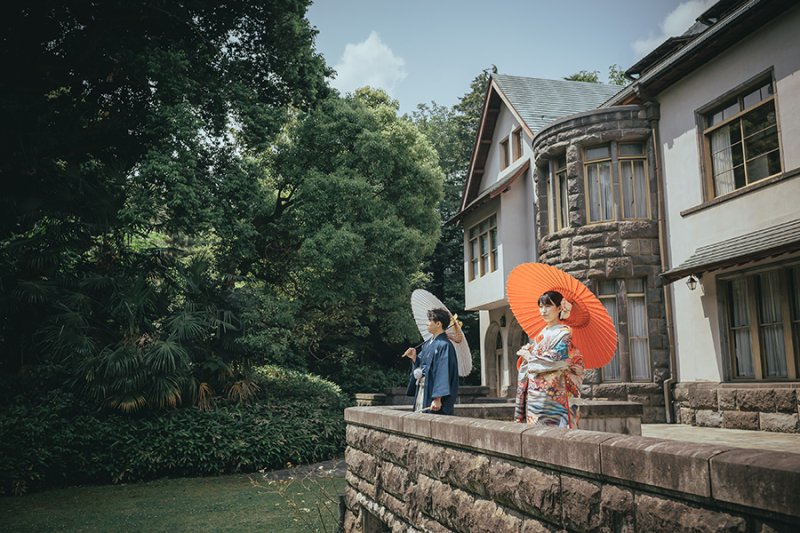 お庭で番傘を使って