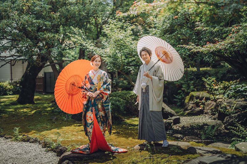 お庭で番傘を使って