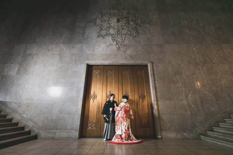 18:20 印象的な門の前で