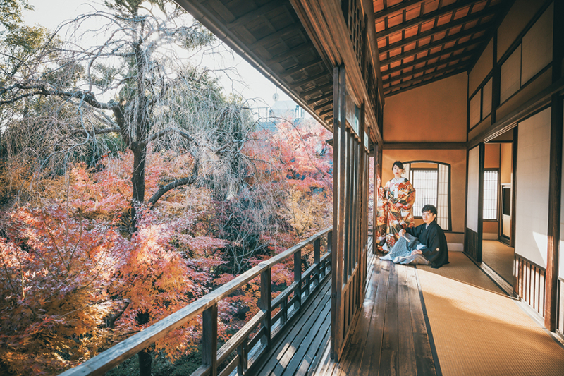 2階の窓際で自然光を活かして