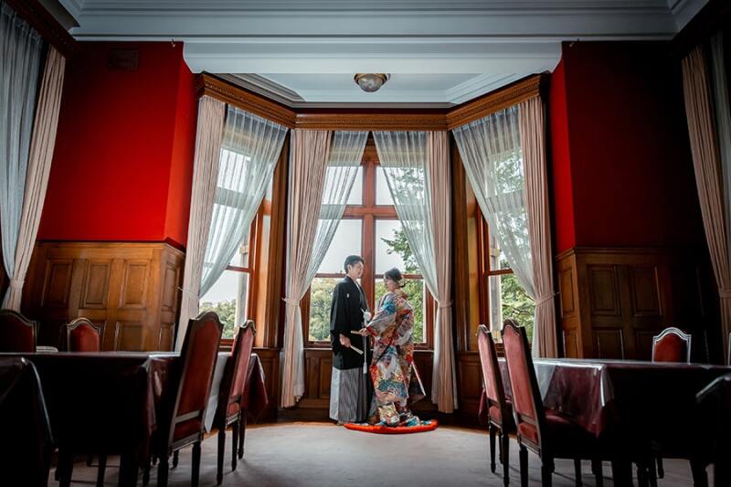 食堂は赤い壁紙が印象的