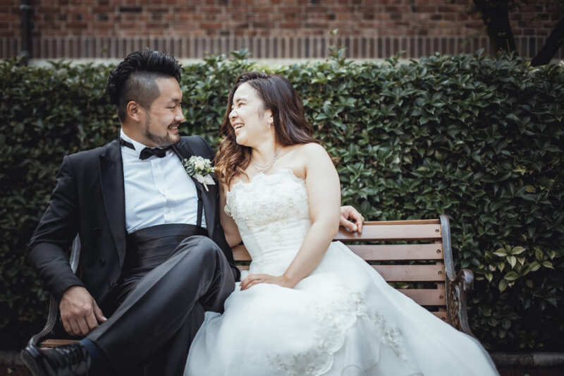 ベンチに腰掛けて