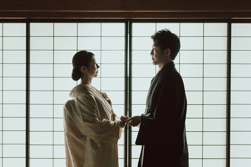 窓際で自然光を活かして