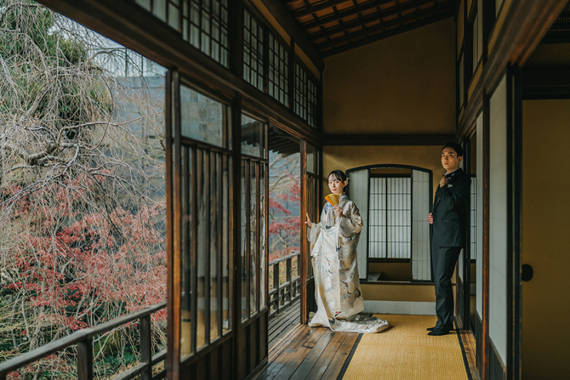 2階の窓際で自然光を活かして