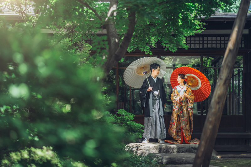 お庭で番傘を使って