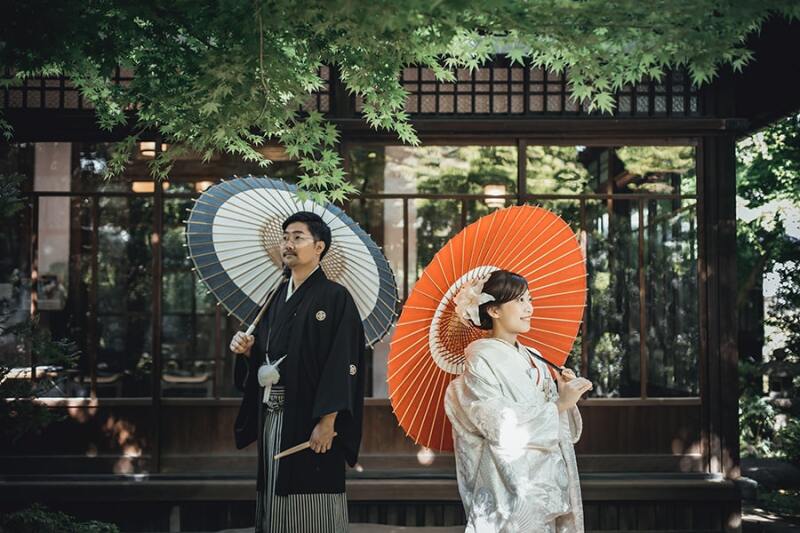 番傘の赤色が華やか