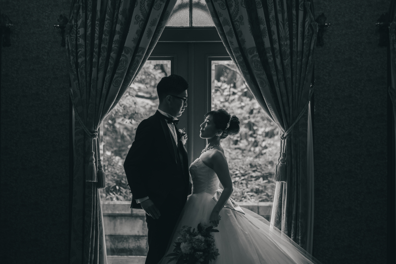 11:25 窓際に立つおふたりの姿を