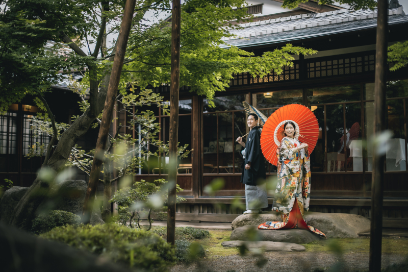 13:20 番傘の赤が映える