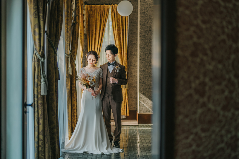 窓際で自然光を活かして