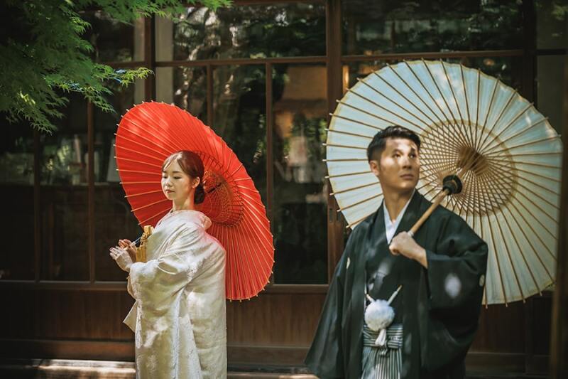 お庭で番傘を使って