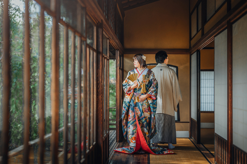 2階の窓際で自然光を活かして