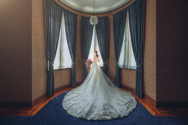 ドレスのトレーンを活かして!