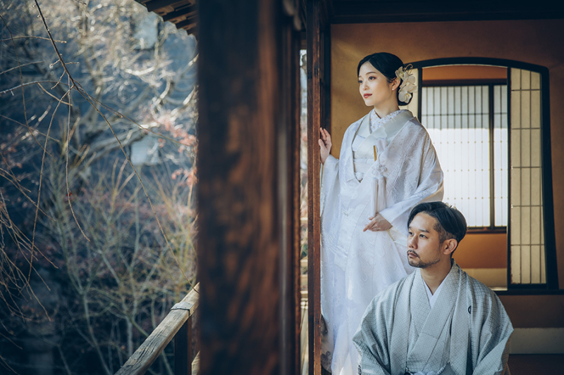 2階の窓際で自然光を活かして