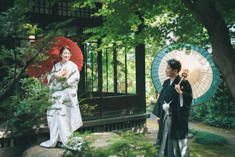 お庭で番傘を使って