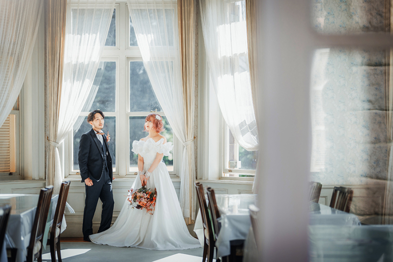 窓際で自然光を活かして