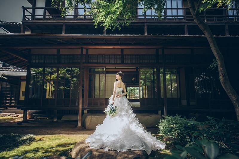 お庭でドレスのお写真を