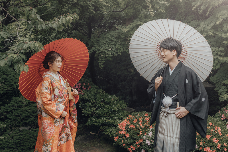 お庭で番傘を使って